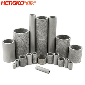 如果您對燒結(jié)不銹鋼濾管筒有任何疑問，您會在這里找到答案。  一、什么是燒結(jié)不銹鋼濾管筒？    是通過加熱或加壓的燒結(jié)工藝制成的特殊金屬管。根據(jù)您需要的金屬類型，可以選擇燒結(jié)不銹鋼金屬管、燒結(jié)銅金屬管或燒結(jié)青銅金屬管。  二、燒結(jié)金屬管有哪些用途？ 1.食品和飲料行業(yè)：防止食物營養(yǎng)成分被沖走，還可以過濾掉污染物。 2.水力發(fā)電廠為您工廠的渦輪機提供動力。保持電力循環(huán)生產(chǎn)。 3.天然氣生產(chǎn)廠可以捕獲氣體中的小污染物。 4.化學加工工業(yè)過濾掉有害污染物，提高化學產(chǎn)品的效率。 5.石油工業(yè)消除污染物來提高石油產(chǎn)品的純度。 6.醫(yī)藥行業(yè)去除藥品中的污染物，并提高藥用價值     三、燒結(jié)金屬管的優(yōu)點是什么？ 1.材料堅固形狀靈活    2.良好的滲透性     3.多種孔隙分布 4.性能穩(wěn)定可以應對來自各種流體的高壓而不會變形。  5.機械強度高可以在高溫高壓等極其惡劣的環(huán)境中使用。 6.可以調(diào)整孔的大小    7.耐腐蝕和熱沖擊   8.設備易于清潔，無需長時間關機。  四、選擇燒結(jié)金屬管時要注意以下幾點：  優(yōu)質(zhì)材料、溫度范圍、微米變化、耐腐蝕、納污能力、機械強度 需要的高強度（恒歌316不銹鋼濾管正反向流動中提供相同的強度）      燒結(jié)金屬管的工作原理  五、什么材料可以制造燒結(jié)金屬管？ 1.燒結(jié)不銹鋼：高機械強度耐腐蝕，在高壓高溫中高效運行不會損壞；  2.銅粉末燒結(jié)管屬不銹鋼替代品，耐腐蝕且經(jīng)濟實惠，但耐溫和強度較差；  3.鎳合金，適用于極端工作條件的燒結(jié)金屬管。     注：燒結(jié)、固化、退火有以下幾個方面的比較：  1.燒結(jié)：這是一種熱處理方法，會使粉末狀物質(zhì)形成整體材料，利用粉末中單個粒子之間發(fā)生的擴散?？梢怨虘B(tài)和液態(tài)下發(fā)生。     金屬粉末  2.養(yǎng)護：是用來加速化學反應的技術，適用于高分子及高分子材料復合。當熱固性聚合物在室溫下無法在合理時間內(nèi)固化時，您將使用固化爐應用高溫來實現(xiàn)固化過程。  （例如，當您將預浸碳纖維覆蓋在模具上時可以固化它，使它保持模具的形狀，單體會在固化溫度下迅速反應，從而形成熱固性聚合物，使預浸墊物質(zhì)變硬。）  3.退火：是一種熱處理技術，用于使用非常高的溫度來減輕物質(zhì)的應力，降低處理物質(zhì)中原子間鍵內(nèi)的內(nèi)應力和整體彈性能。此外，它是指金屬熱處理、高性能聚合物和陶瓷玻璃的術語。  （例如，您可以將冷軋鋼坯退火，制成另一種產(chǎn)品，當內(nèi)部應力不推薦時，例如在進行機加工之前，您可使用此過程，機械加工通過去除材料來改變內(nèi)應力的分布。     六、有哪些類型的燒結(jié)金屬管： 1.燒結(jié)多孔金屬管金屬管上的孔有助于過濾過程，運營成本低，但由于表面積小效率較低。     2.褶皺燒結(jié)金屬管表面積大于多孔金屬管，過濾效率高，但成本也高。     七、能清洗燒結(jié)金屬管嗎？ 建議定期清潔設備上累積的污染物提高效率，確保其經(jīng)久耐用并發(fā)揮最佳性能，延長使用壽命。  在 Hengko我們將幫助您獲得合適的燒結(jié)不銹鋼濾管筒以滿足獨特的應用要求。您有任何疑問，請隨時聯(lián)系我們的團隊。www.bolanyuntiangz.com